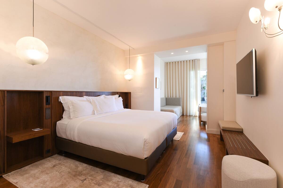 Suite Junior, 1 Tempat Tidur King, patio, pemandangan laut | Seprai premium, minibar gratis, brankas, dan setrika/meja setrika