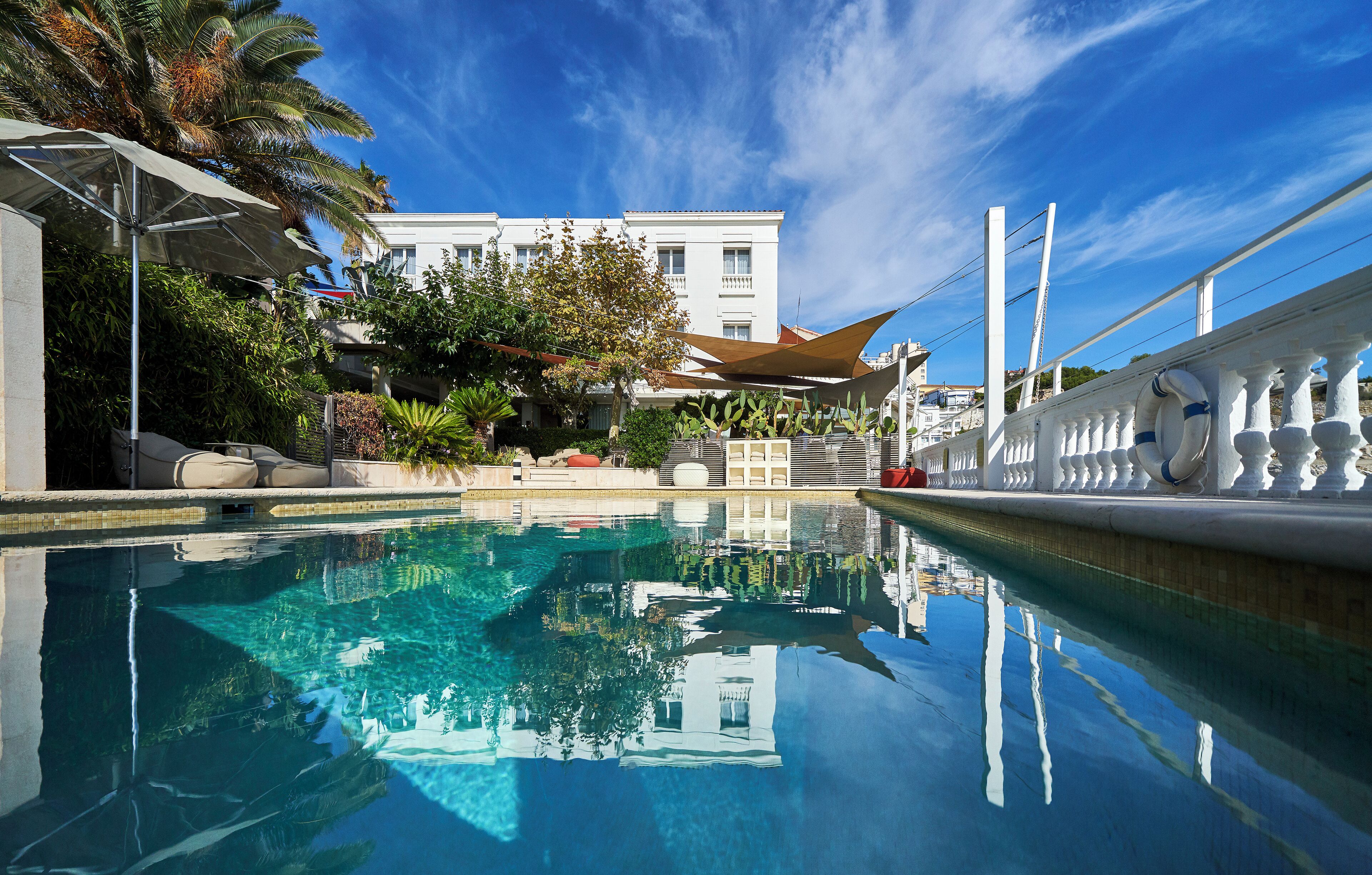 Piscine extérieure (ouverte en saison), parasols de plage