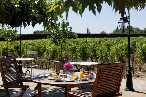 Petit déjeuner buffet (28 EUR par personne)