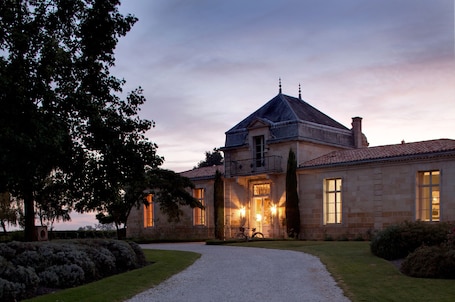 Façade de l’hébergement - soirée/nuit. COMO Cordeillan‑Bages