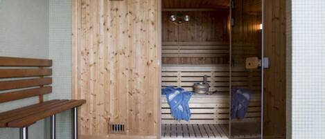 Un sauna con paredes de madera, un banco y un asiento.
