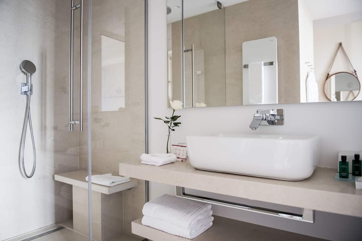 premium room | bathroom | free toiletries, hair dryer, bathrobes, bidet
