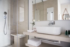 Premium Room | Bathroom | Free toiletries, hair dryer, bathrobes, bidet