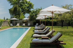 Piscina externa, guarda-sóis, espreguiçadeiras