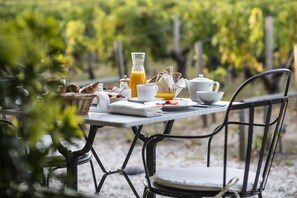 Petit-déjeuner buffet (28 EUR par personne)