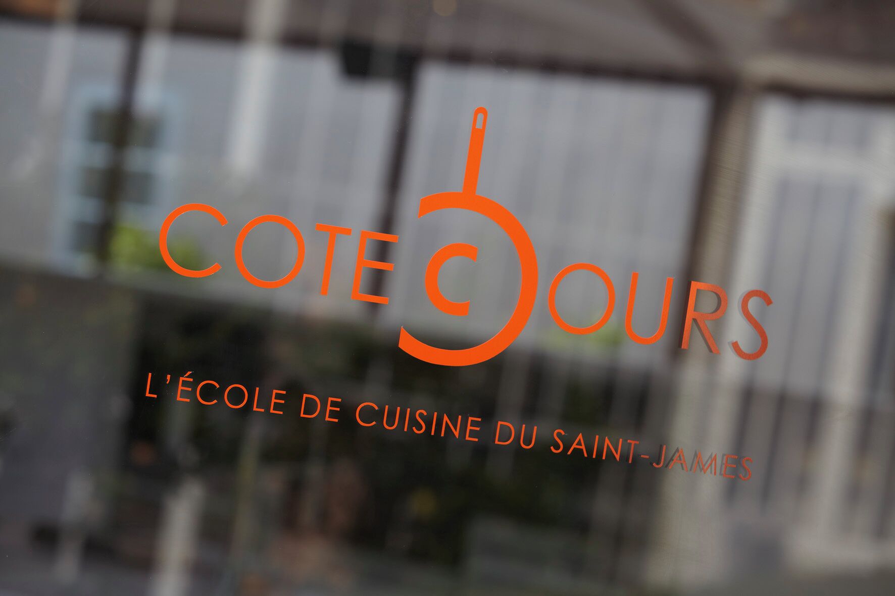 2 restaurants, breakfast, lunch, dinner served; french cuisine