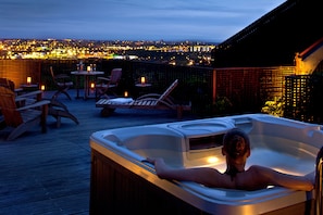 Suite Jacuzzi (Terrace) | Premium bedding, minibar, in-room safe, individually decorated