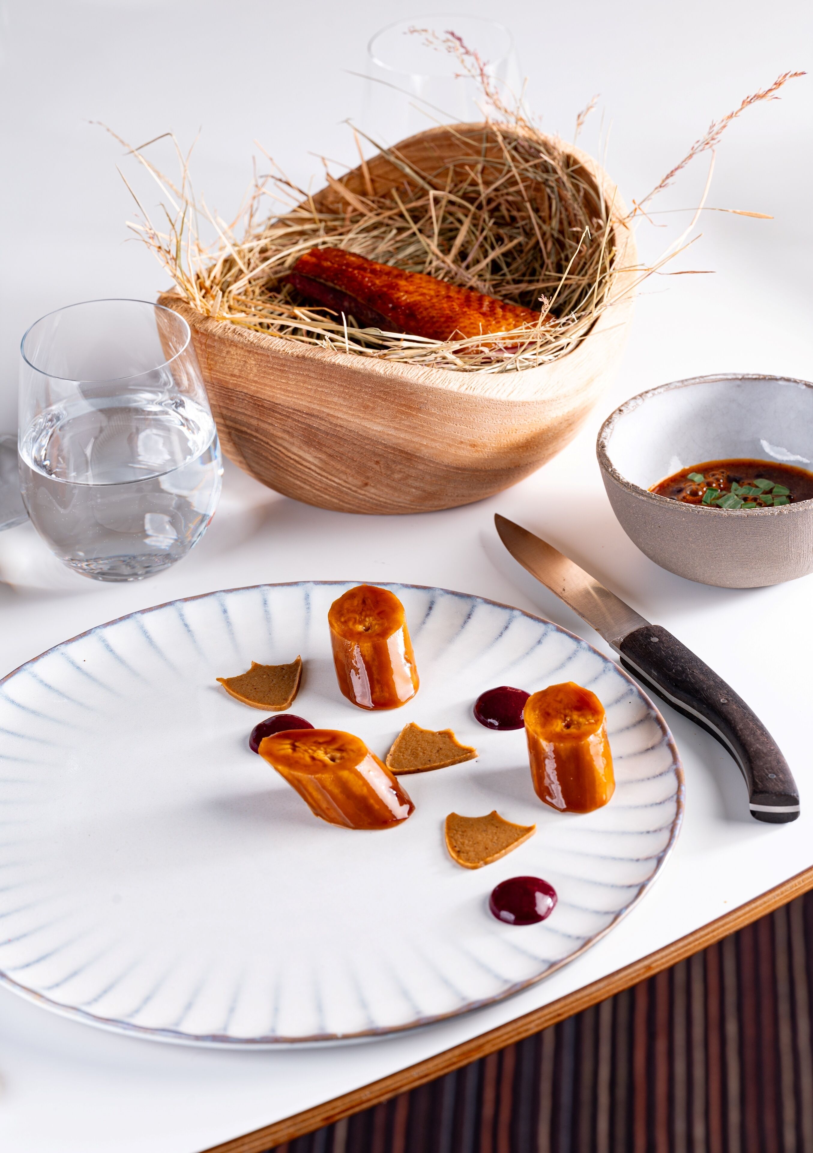 2 restaurants, breakfast, lunch, dinner served; french cuisine