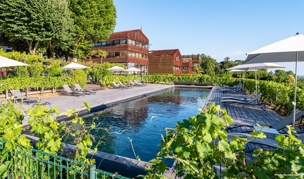 Piscina stagionale all'aperto, ombrelloni da piscina, lettini