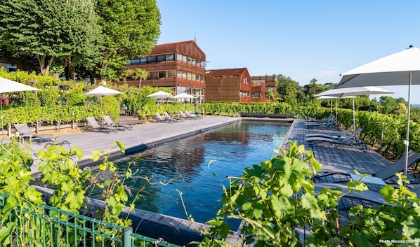 Außenpool (je nach Saison geöffnet), Sonnenschirme, Liegestühle