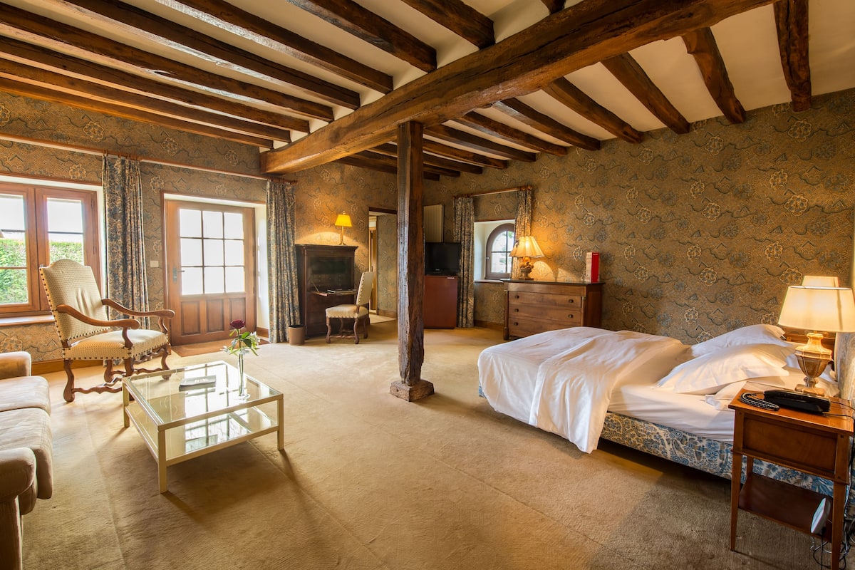 lounge room castle or west wing | in-room safe, desk, iron/ironing board, free wifi