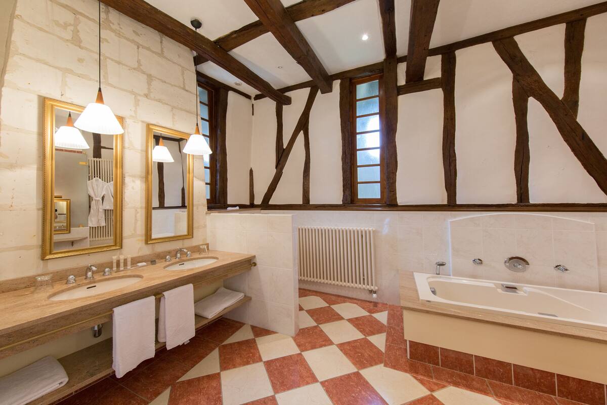 superior room castle | bathroom | free toiletries, hair dryer, towels