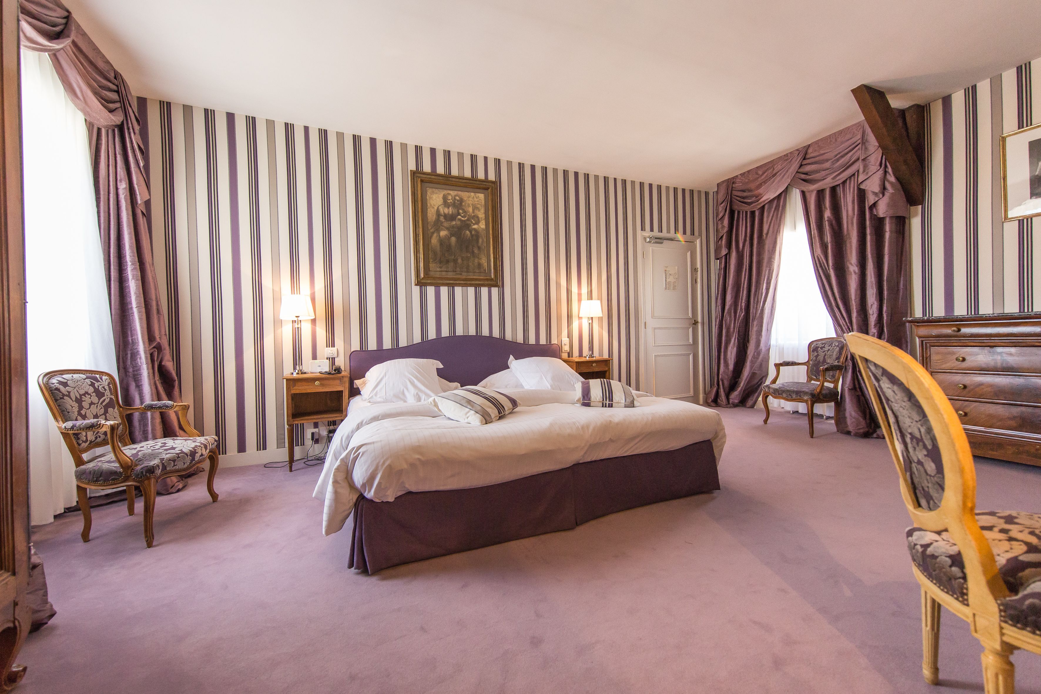 lounge room castle or west wing | in-room safe, desk, iron/ironing board, free wifi