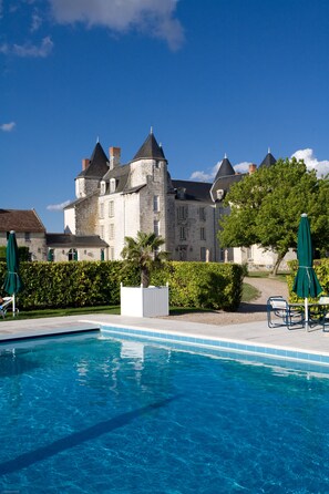 Piscine extérieure, parasols de plage, chaises longues