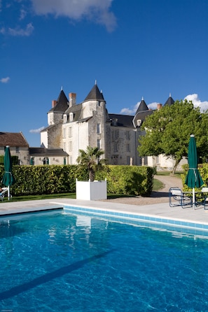 Outdoor pool, pool umbrellas, sun loungers