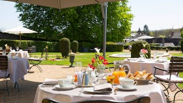 Desayuno buffet diario (EUR 22 por persona)