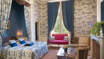 Luxury Double Room, Ensuite, Garden View (Louise De La Valliere) | 1 bilik tidur, bar mini, peti besi dalam bilik