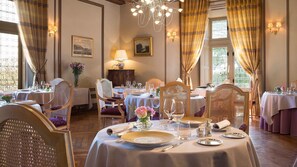 2 restaurants, lunch, dinner served; French cuisine 