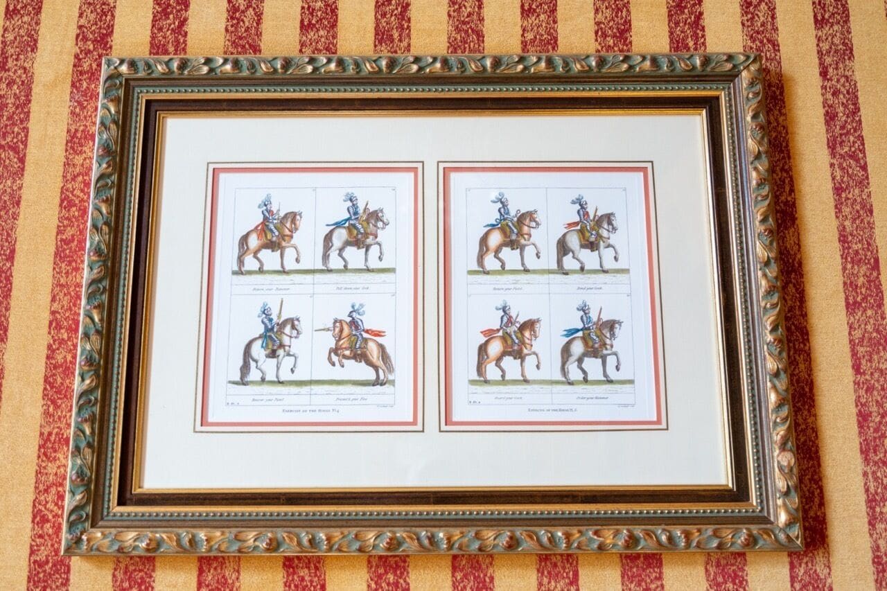 Un conjunto de cuatro ilustraciones ecuestres enmarco.