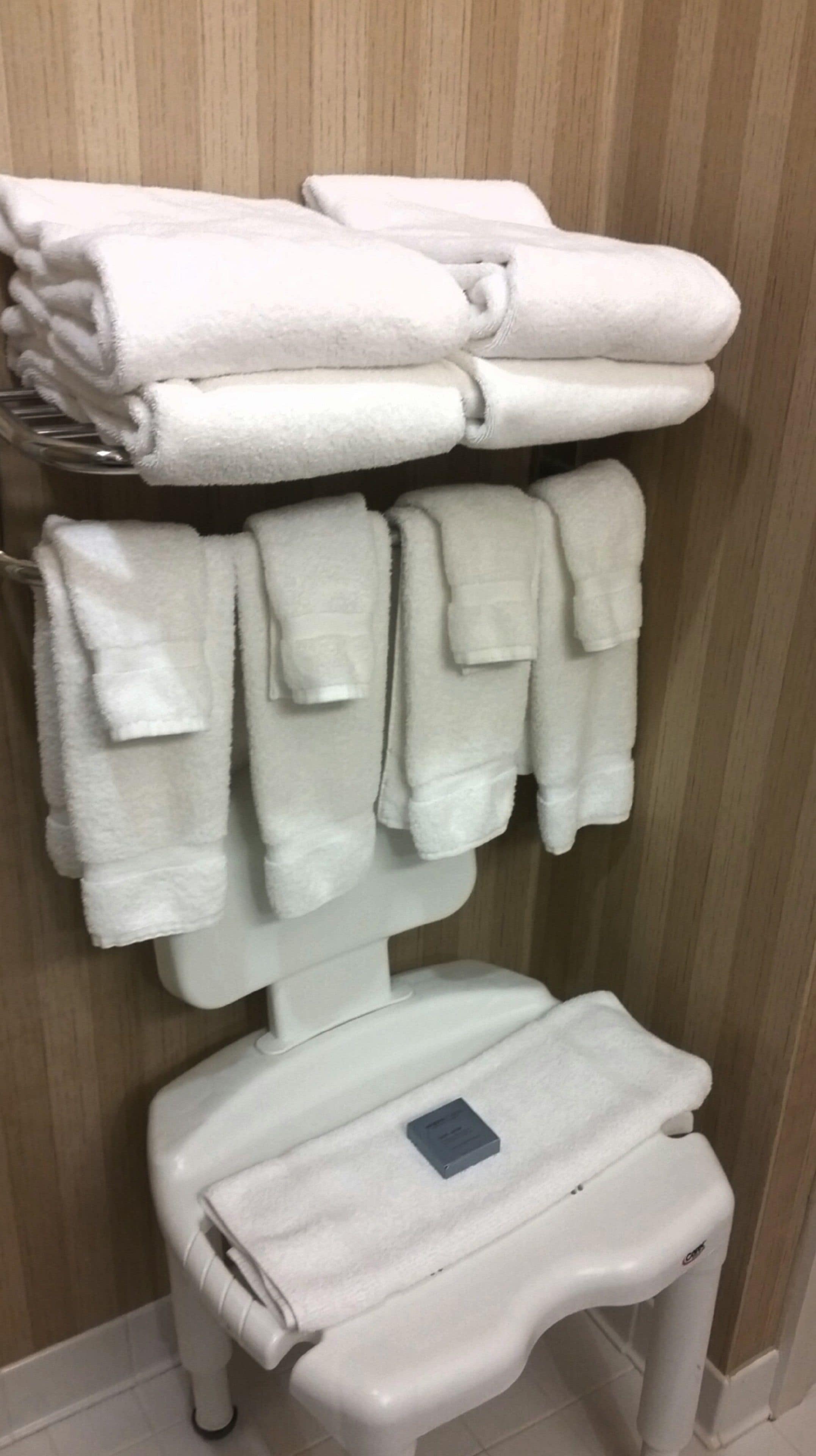 standard room, 1 king bed, accessible | bathroom | combined shower/bathtub, hair dryer, towels