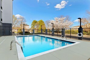Piscine extérieure en saison