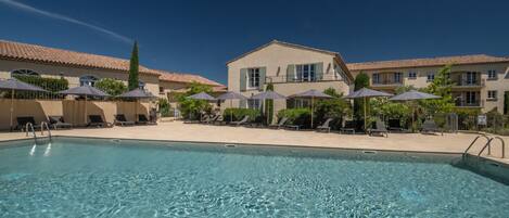 Piscine extérieure (ouverte en saison), parasols de plage
