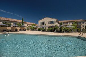 Piscina externa sazonal, guarda-sóis, espreguiçadeiras