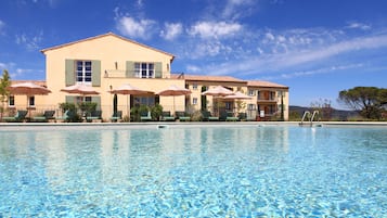 Piscina stagionale all'aperto, ombrelloni da piscina, lettini