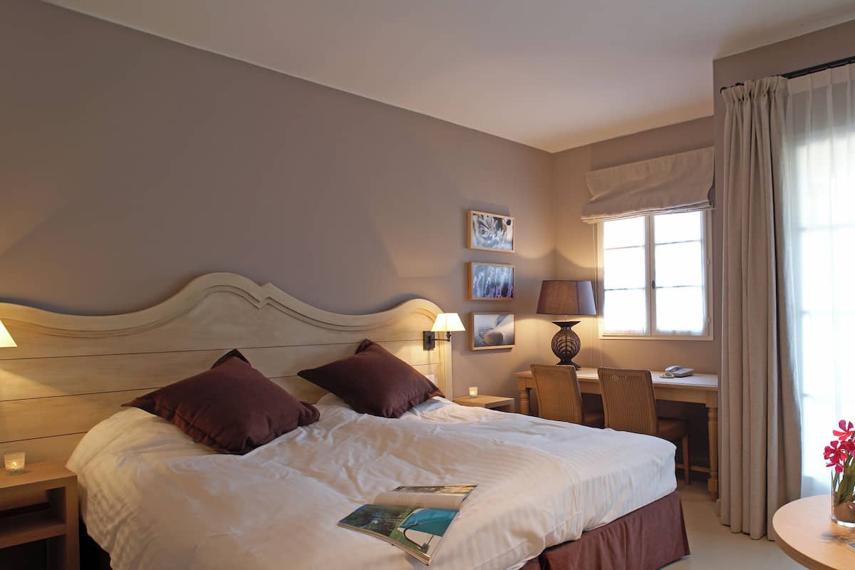 Chambre double, vue sur le jardin | Literie de qualité, coffre-fort, bureau