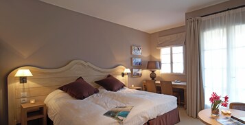 Quarto casal, vista para o jardim | Roupas de cama premium, cofres nos quartos, escrivaninha
