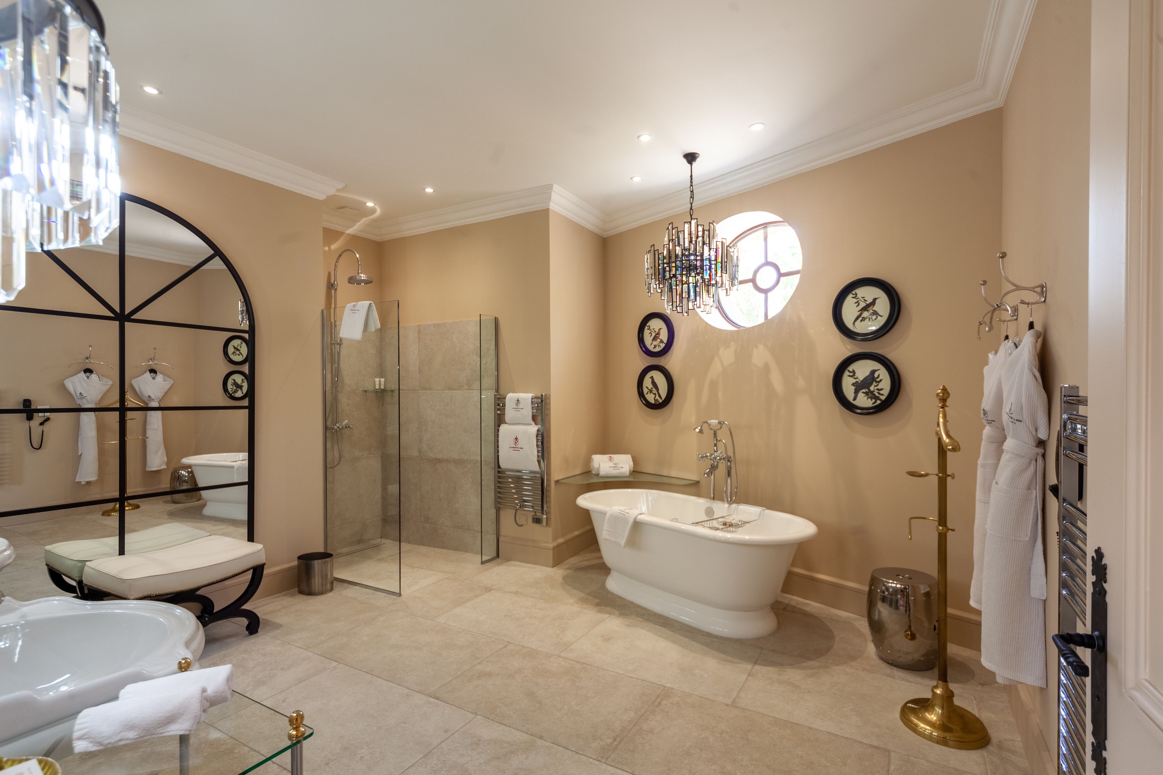 deluxe room | bathroom | combined shower/bathtub, free toiletries, hair dryer, bathrobes