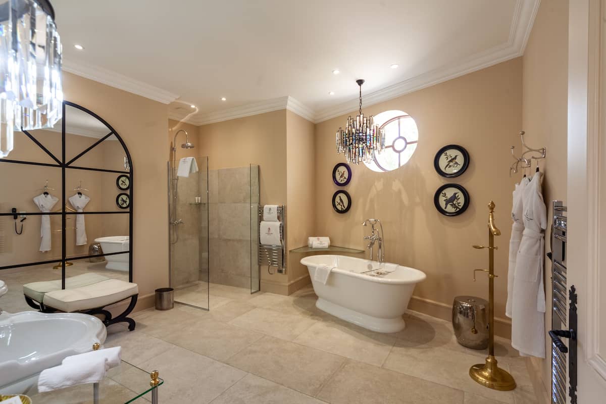 deluxe room | bathroom | combined shower/bathtub, free toiletries, hair dryer, bathrobes