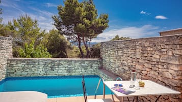 Suite Junior, piscine privée | Minibar, coffres-forts dans les chambres, décoration personnalisée