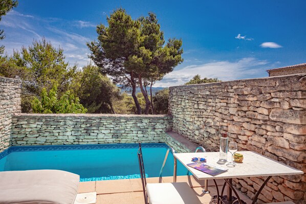 Suite Junior, piscine privée | Minibar, coffre-fort, décor unique, ameublement unique