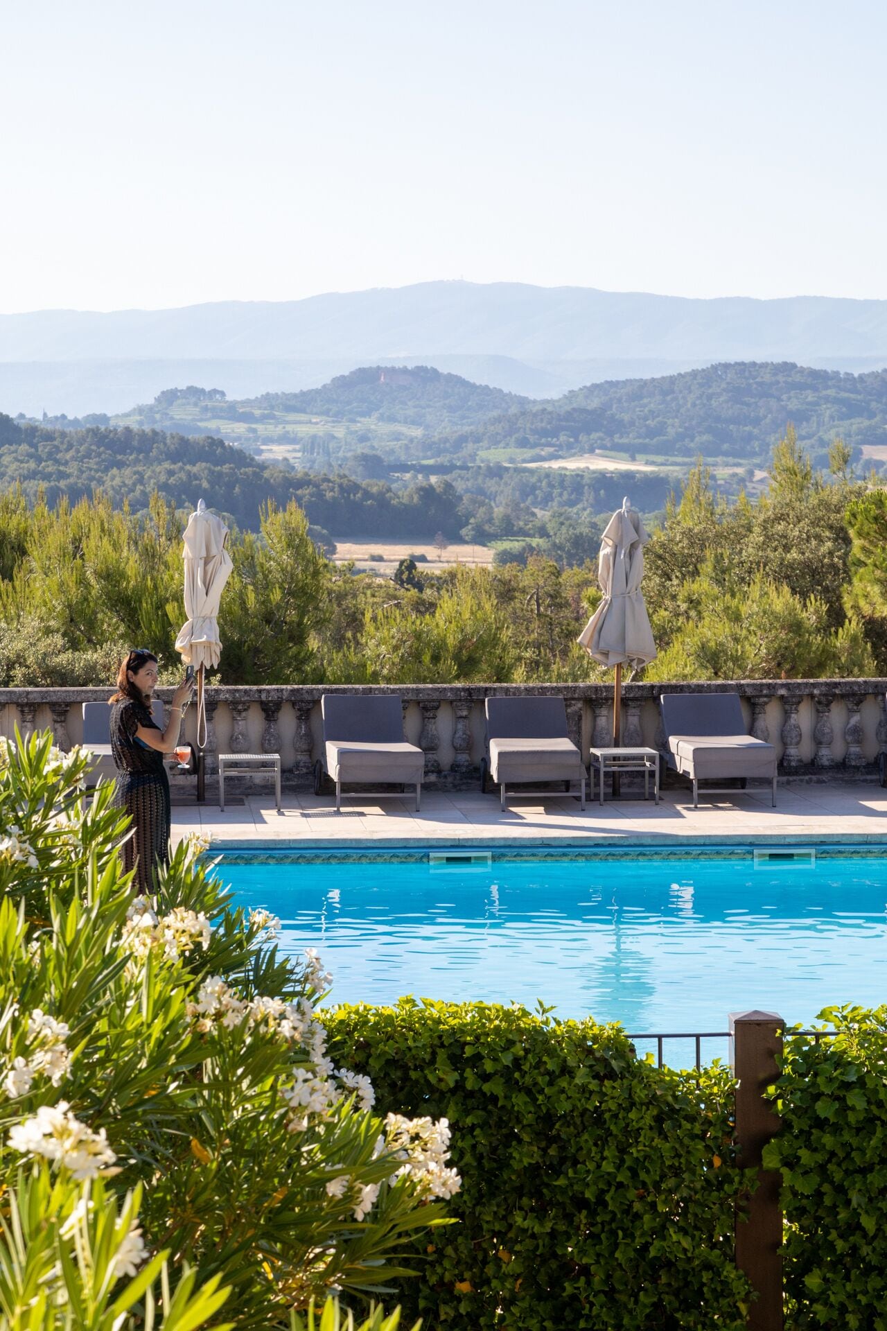 من حمّامات السباحة المغطاة، مظلات على حمّام السباحة، مقاعد للتشمس