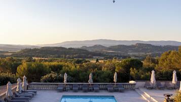 Innenpool, Sonnenschirme, Liegestühle