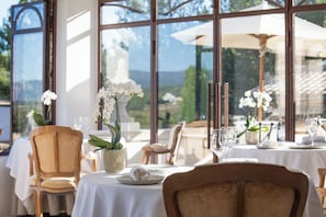 Serviço de almoço, culinária mediterrânea, restaurante ao ar livre