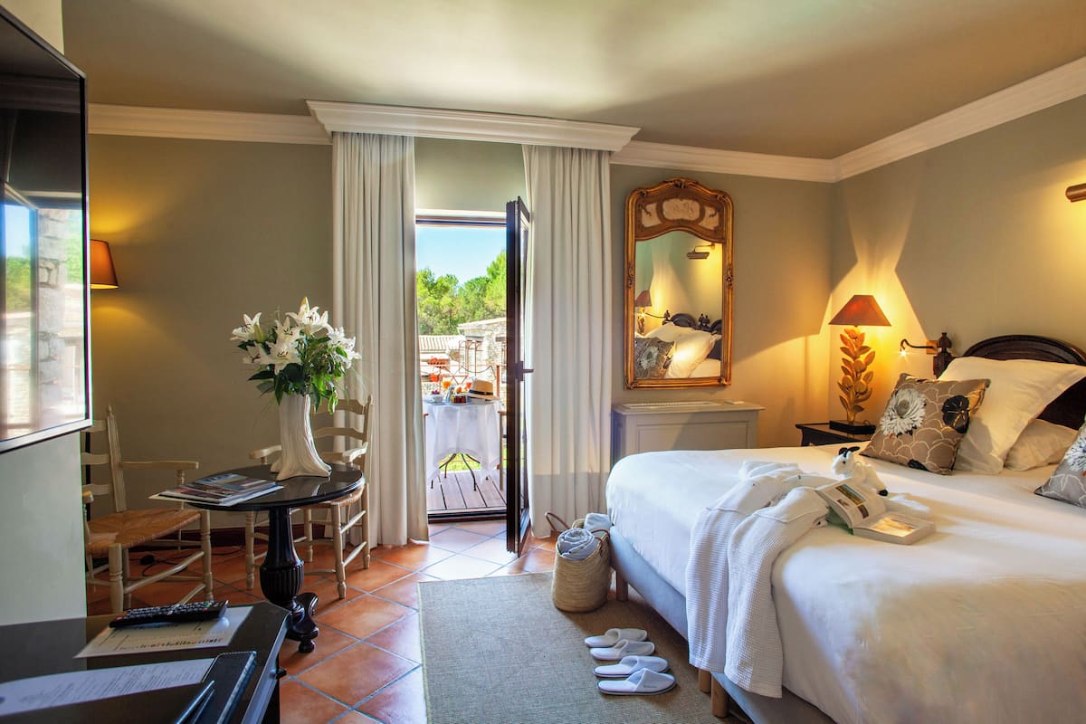 Superior Double Room | 1 bedroom, minibar, in-room safe, individually decorated
