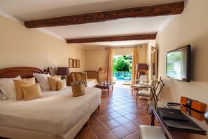 ห้องจูเนียร์สวีท, สระว่ายน้ำส่วนตัว | มินิบาร์, ตู้นิรภัยในห้องพัก, ห้องพักตกแต่งอย่างมีเอกลักษณ์