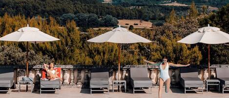 Piscina coberta, para-sols i gandules
