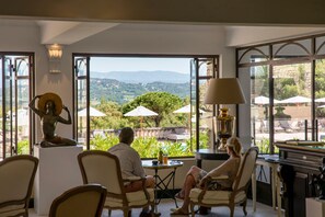 Se sirven almuerzos y cenas, restaurante con mesas al aire libre 