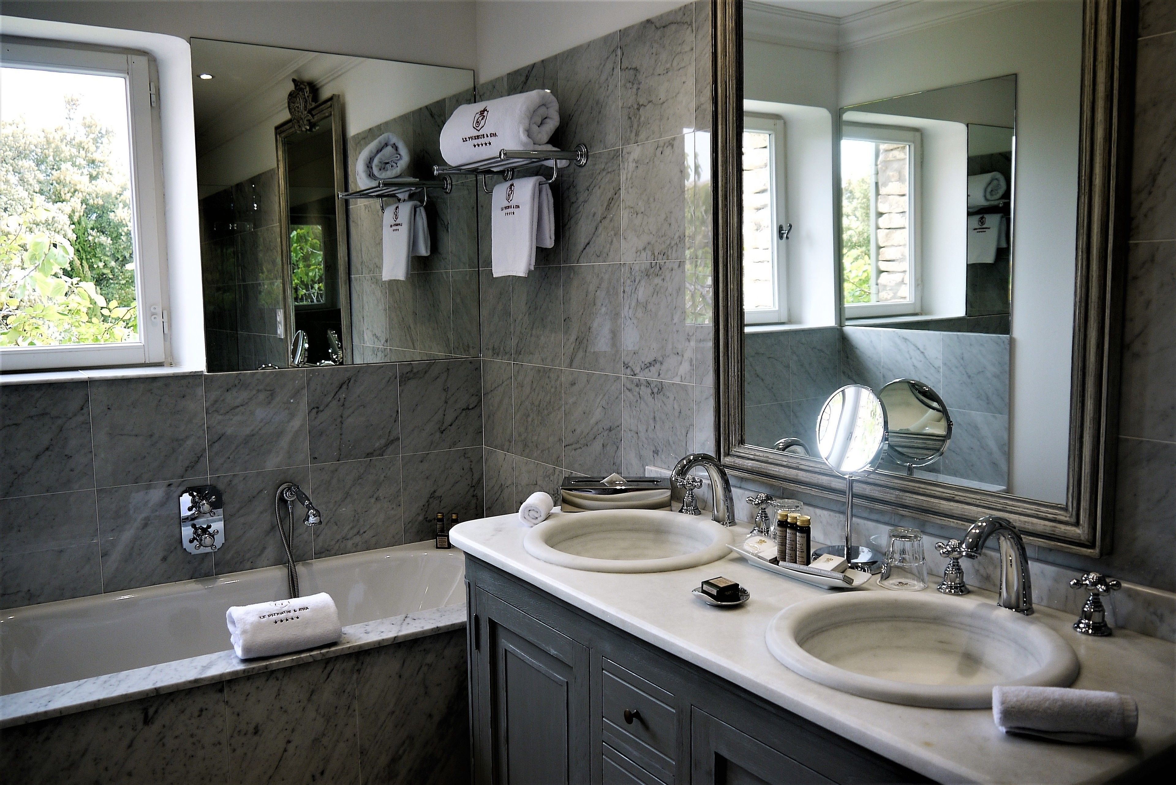 deluxe room | bathroom | combined shower/bathtub, free toiletries, hair dryer, bathrobes