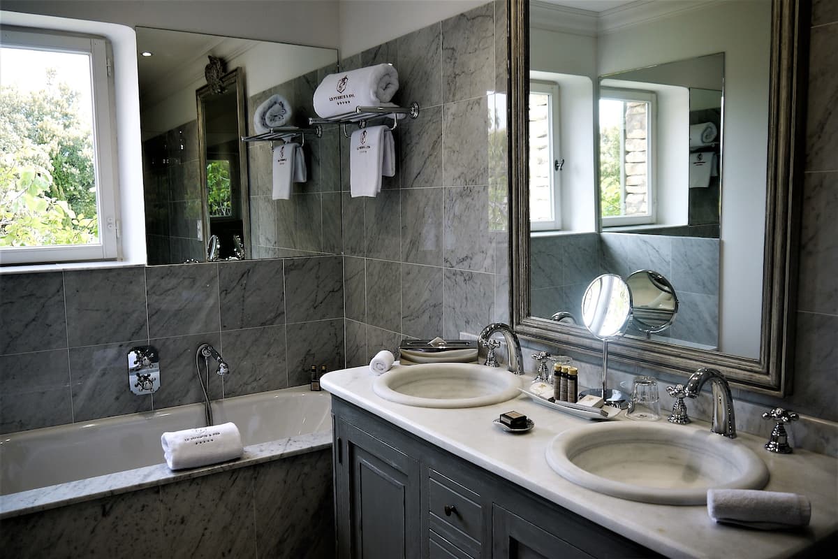 deluxe room | bathroom | combined shower/bathtub, free toiletries, hair dryer, bathrobes