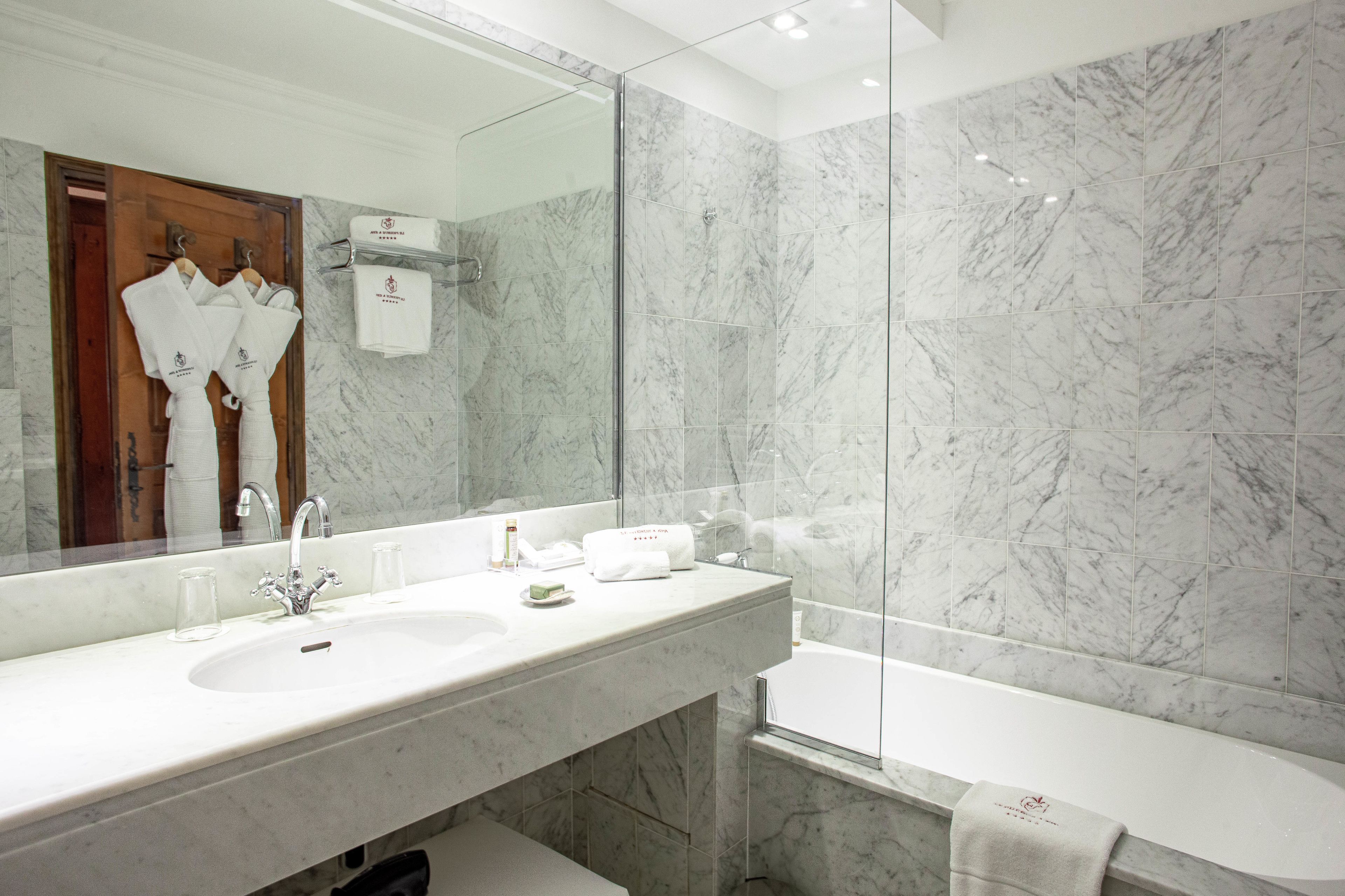 Chambre Double Garrigue | Bathroom | Combined shower/bathtub, free toiletries, hair dryer, bathrobes