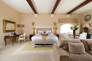 ห้องพรีเมียร์สวีท | มินิบาร์, ตู้นิรภัยในห้องพัก, ห้องพักตกแต่งอย่างมีเอกลักษณ์