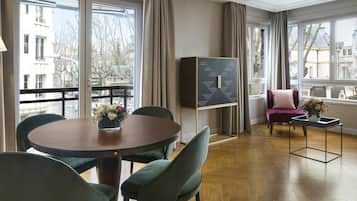 Suite ejecutiva, vistas a la ciudad | 1 dormitorio, ropa de cama de alta calidad, escritorio