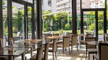 Petit déjeuner buffet servi tous les jours en supplément