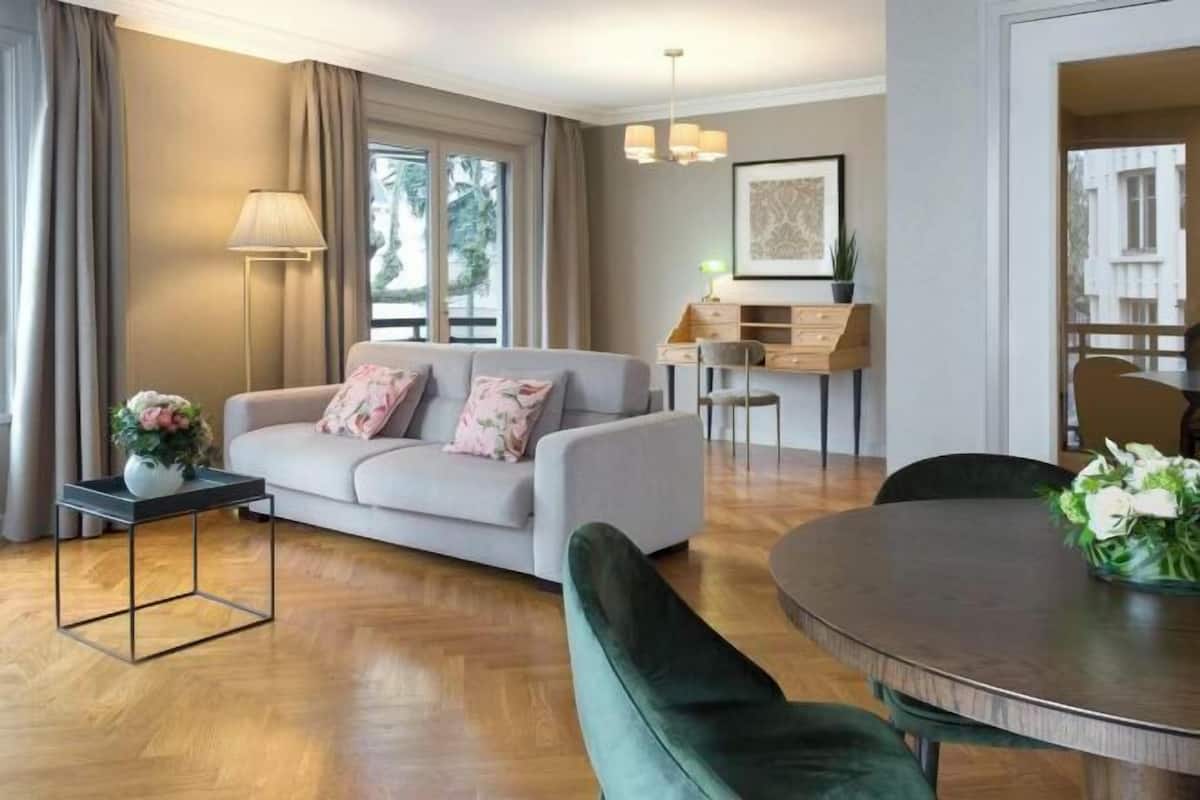 Área de sala de estar | Smart TV, tenis de mesa y películas con cargo