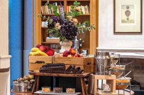 A breakfast buffet with fruits, pastries, and beverages. - Warwick Reine Astrid - Lyon (Lyon)