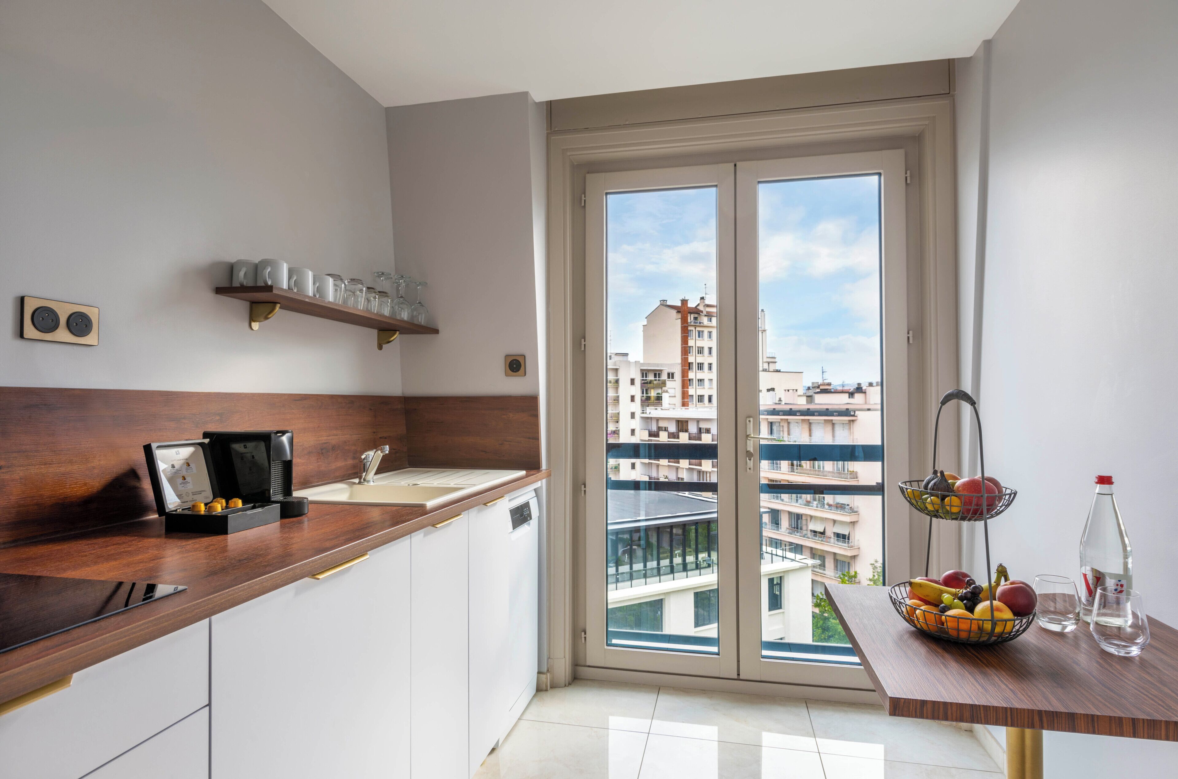 Suite, uitzicht op tuin (Privilege Suite) | Privékeuken | Een koelkast, een microgolfoven, een kookplaat, een espressoapparaat